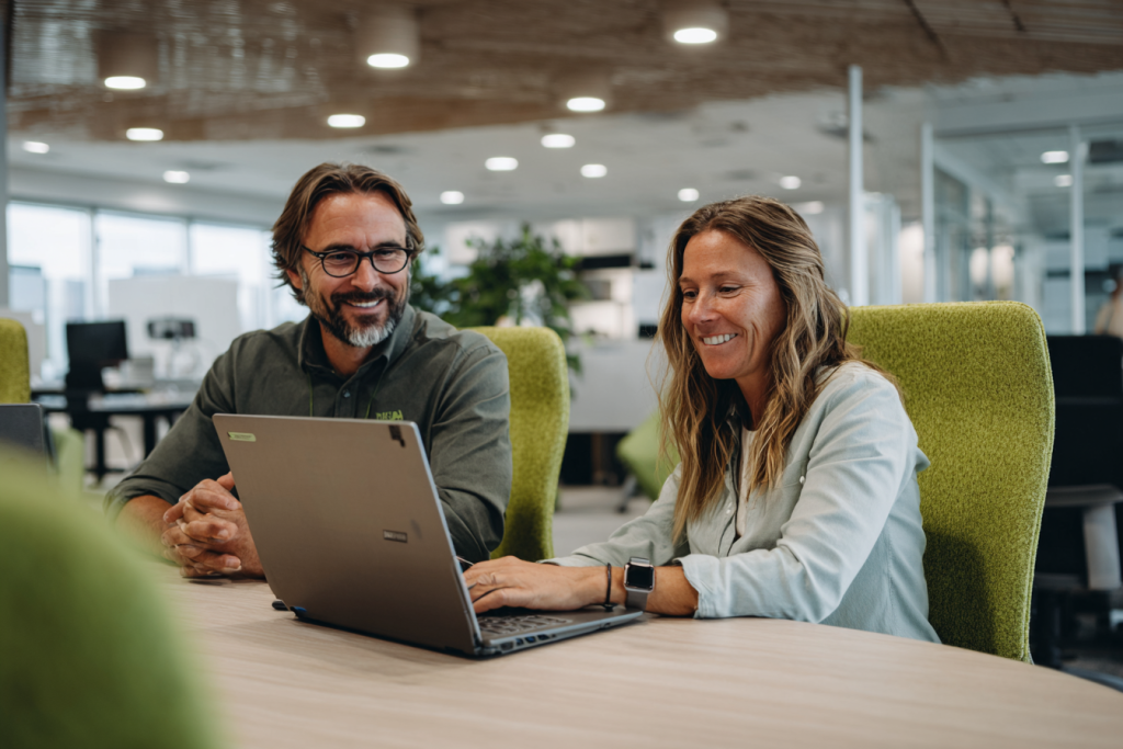 AI används brett i svenska organisationer, men ofta på individnivå. Verktyg som genererar texter, analyser och sammanställningar har snabbt blivit en del av arbetsvardagen. Samtidigt visar undersökningen att få företag har integrerat AI strategiskt i sina affärsprocesser och system